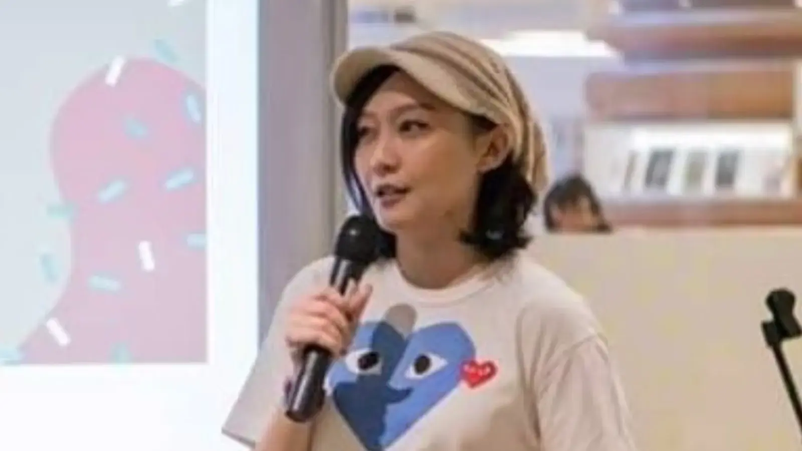 Ning Cai speaking at Bedok Public Library on 14 March 2018.